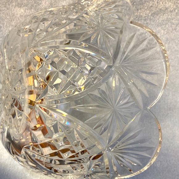 Waterford Crystal Salad Bowl with Scalloped Edging 9- inch Round - Picture 8 of 13
